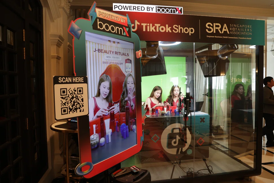 在新加坡零售商协会（SRA）、TikTok Shop和新加坡劳动力发展局（WSG）为开发社交电商培训项目而签署谅解备忘录的活动上，可见 Shiseido 在 TikTok Shop 展台进行直播。