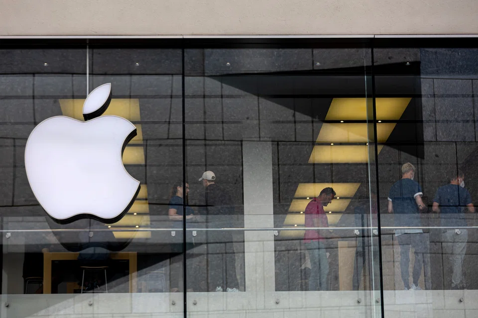 Apple is on track to generate sales of nearly US$140 billion in the December quarter, smashing its previous record.