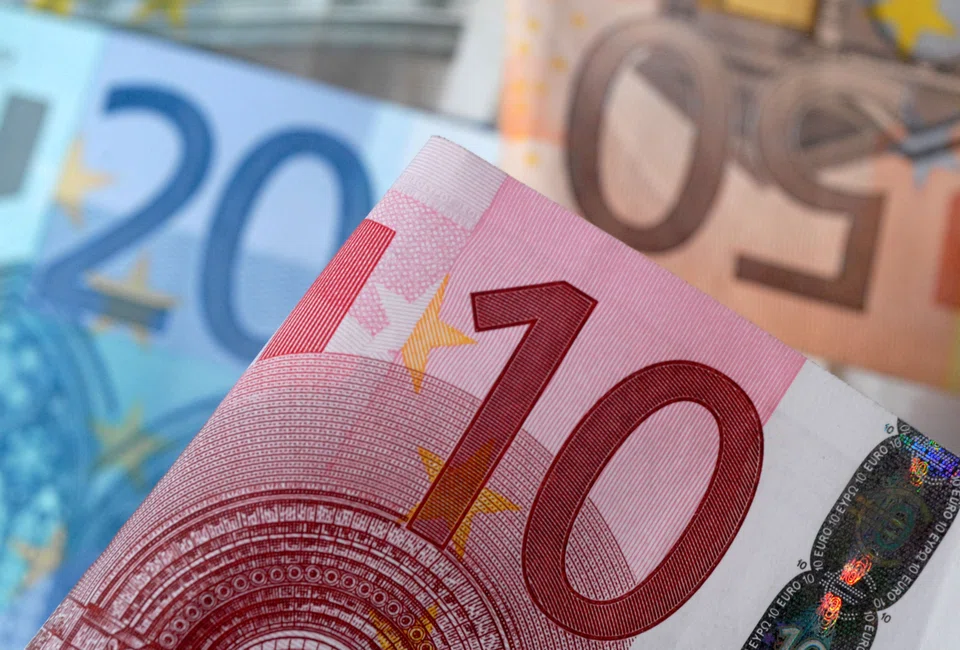 The euro fell 0.7 per cent against the US dollar to 1.0186, the first time below 1.02 since December 2002.