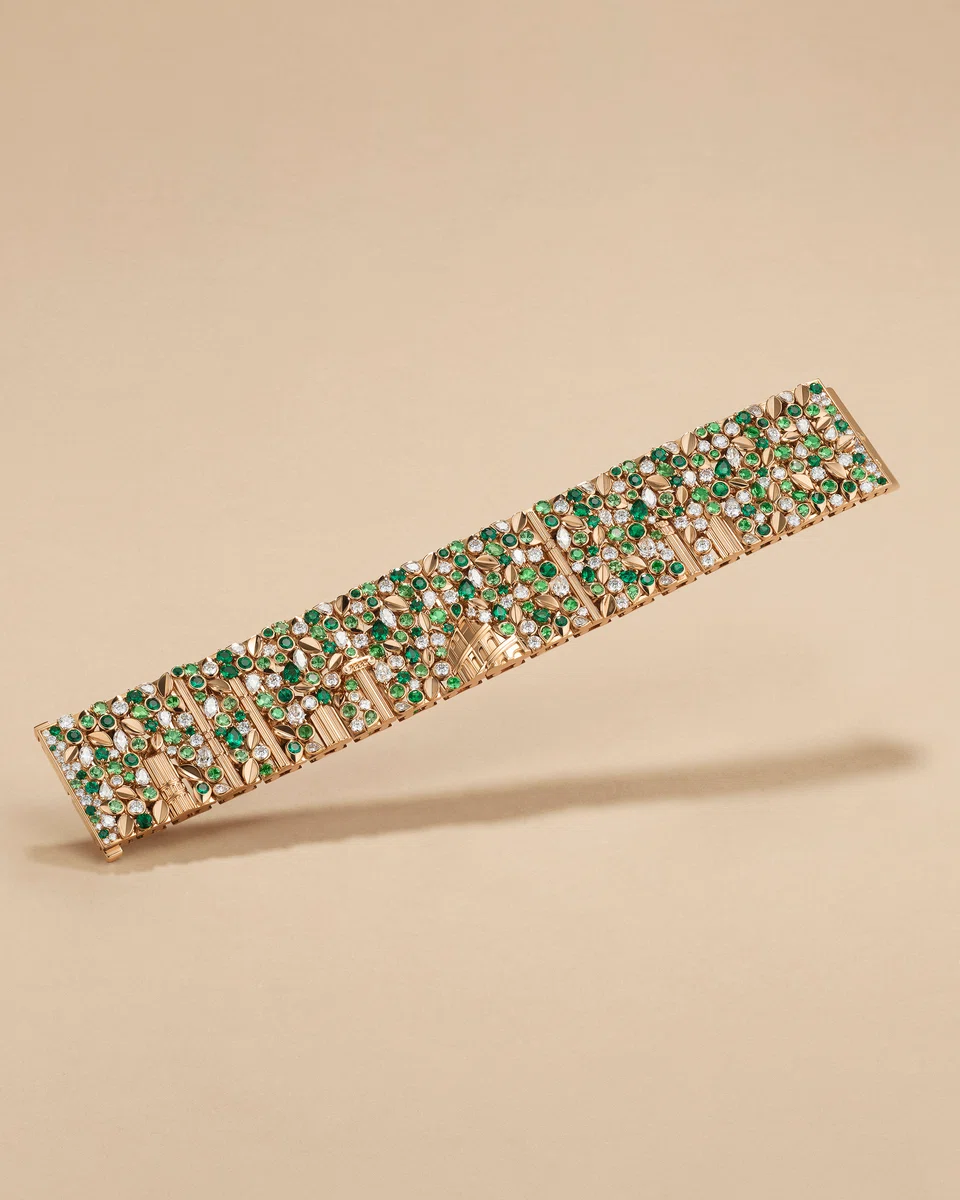 The Escale antique bracelet displays a Roman tableau in rose gold, emeralds, tsavorite garnets and diamonds. 