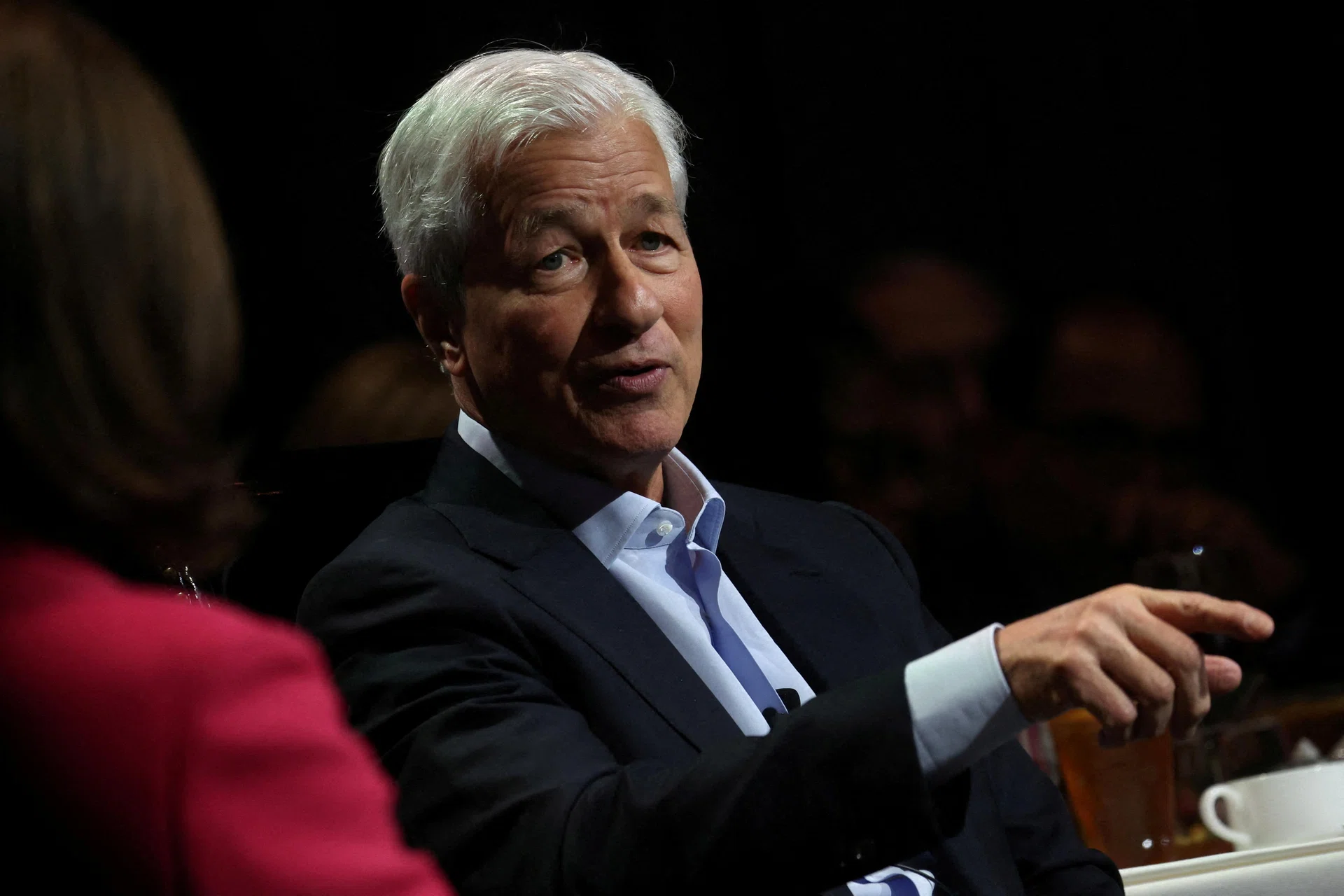 CEO di JPMorgan Jamie Dimon promuove iniziativa transindustriale per gestire i rischi dell'AI, con partecipazione di aziende di settori diversi