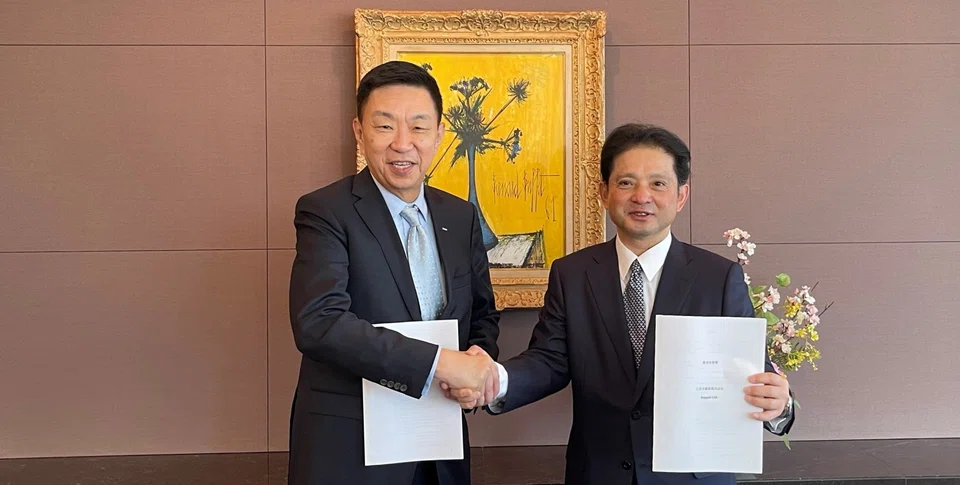 Loh Chin Hua (left), chief executive of Keppel, and Takayuki Miki, managing director of Mitsui Fudosan.