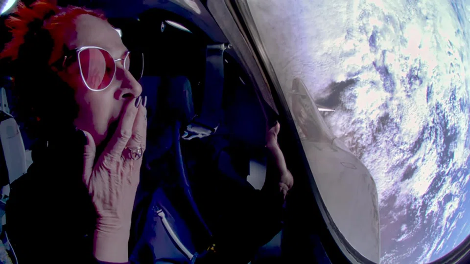 A huge carrier plane takes off from a runway, gains altitude for around 50 minutes, and then releases from under its wings a spaceplane that soars at supersonic speed to the edge of space, where passengers can enjoy a few minutes of weightlessness and admire the Earth’s curve.