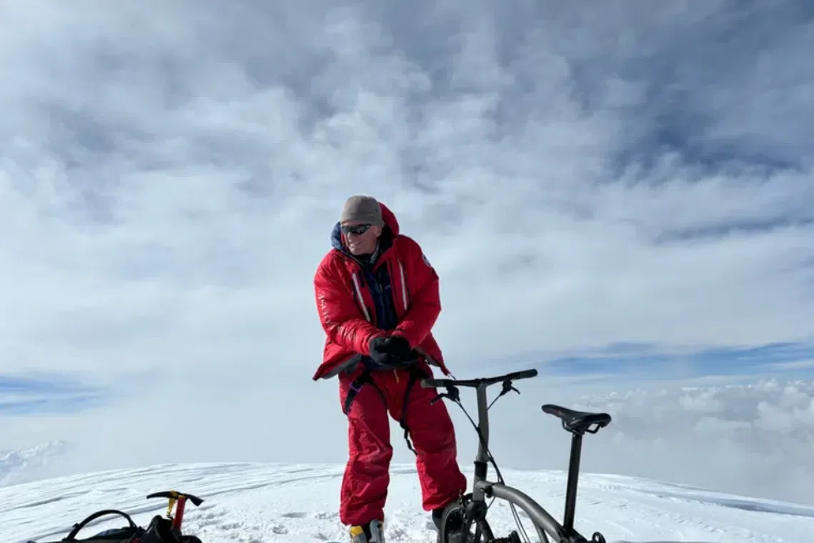 To prepare for his attempt, Laughton spent hours carrying his bike on an inclined treadmill while wearing an oxygen mask that replicated high-altitude conditions.