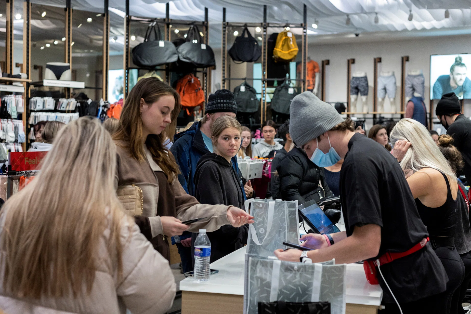 US retail sales rebound sharply in August