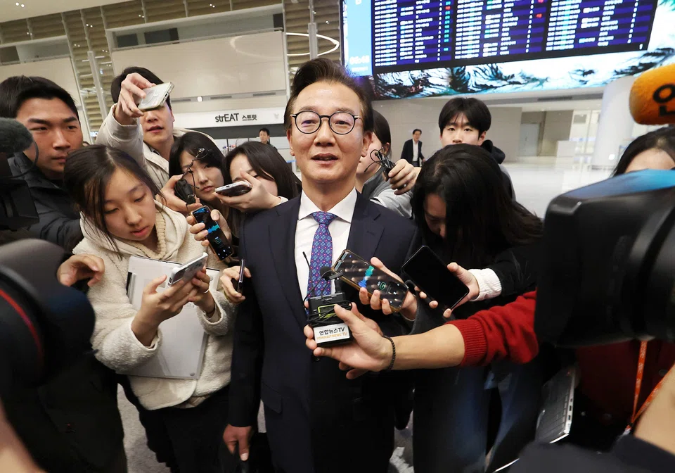 South Korean Oceans Minister Chun Jae-soo (centre) is accused of having received 30 million won (S$26,515) and two luxury watches from the Unification Church between 2018 to 2020.