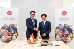 Kerry Mok, Sats president and chief executive (left), and Naoharu Asaumi, Mitsui chief operating officer of retail business. Sats' partnership with Mitsui will help to grow its food solutions business. 