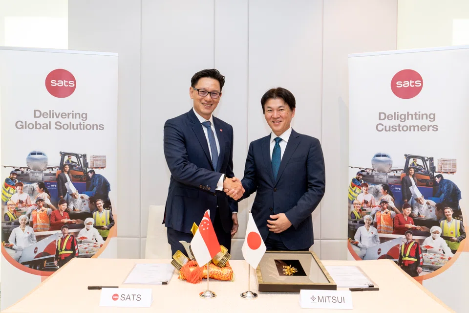Kerry Mok, Sats president and chief executive (left), and Naoharu Asaumi, Mitsui chief operating officer of retail business. Sats' partnership with Mitsui will help to grow its food solutions business. 
