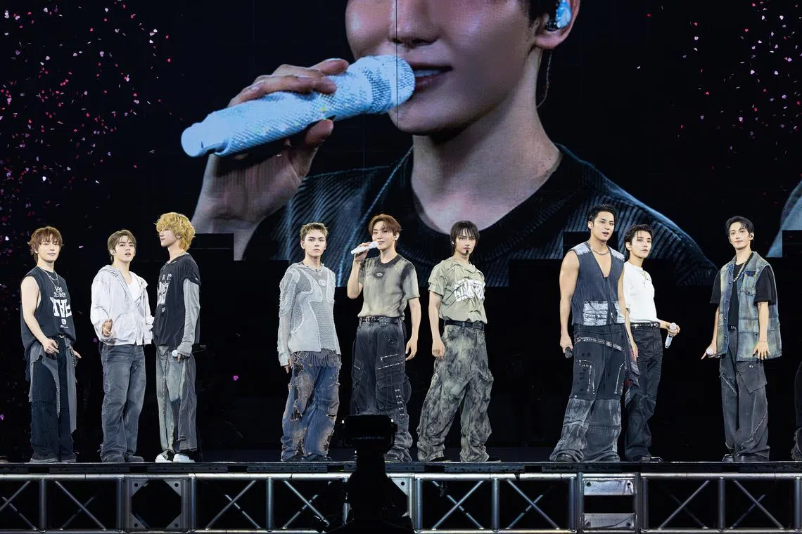 Seventeen's sixth show in Singapore had them performing solos and group numbers to show off their vocal prowess.