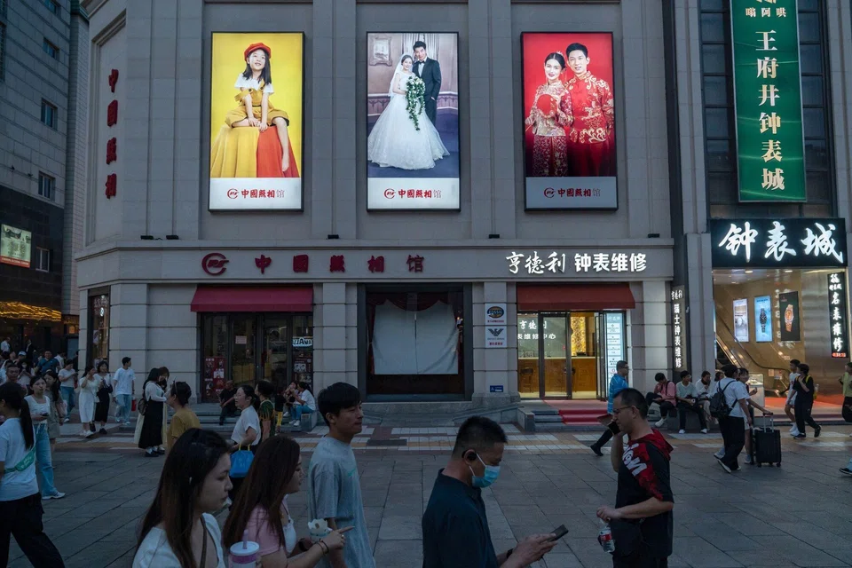 China's economic growth likely weakened in the second quarter, with headwinds adding pressure on Chinese leaders to lift confidence at a twice-a-decade policy meeting next week. 