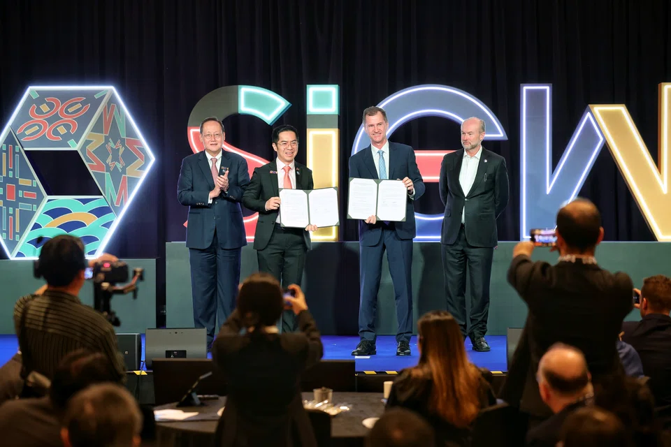 From left: Minister Tan See Leng, EMA chief executive Puah Kok Keong, AER deputy chair Justin Oliver, and Australia's high commissioner to Singapore Allaster Cox at the MOU exchange during Singapore International Energy Week.