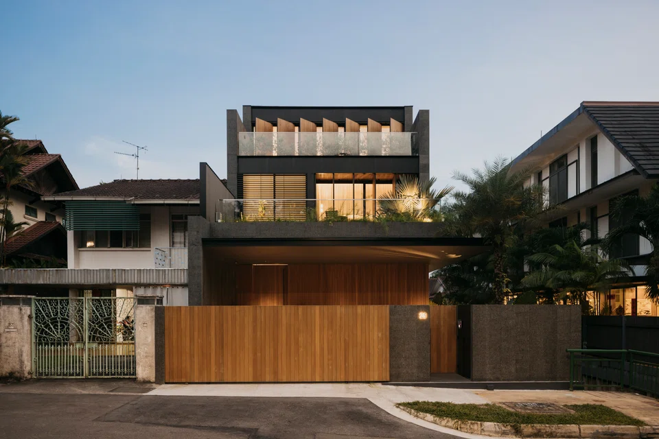 At night, the screens animate the house like a lantern. Gerald Wu requested four bedrooms and a gym, as well as different spaces for the children and adults.  