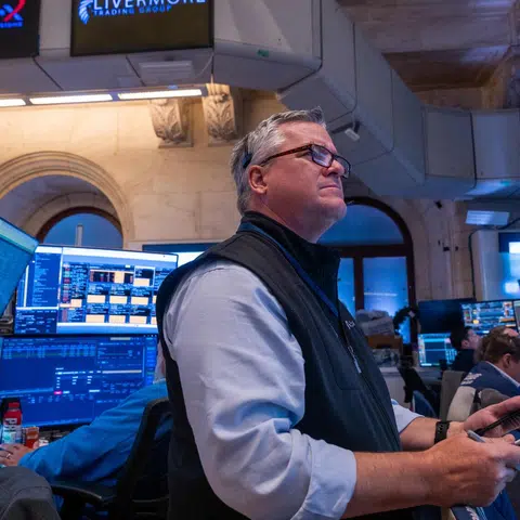 Wall Street advances on hopes of government reopening