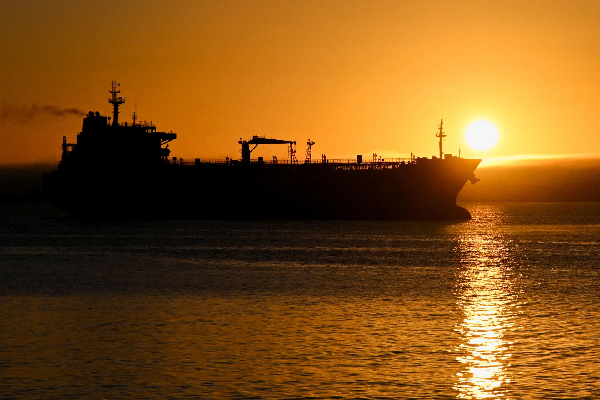 Supertankers sailing to pick up Venezuelan oil for China make U-turns, ship data shows