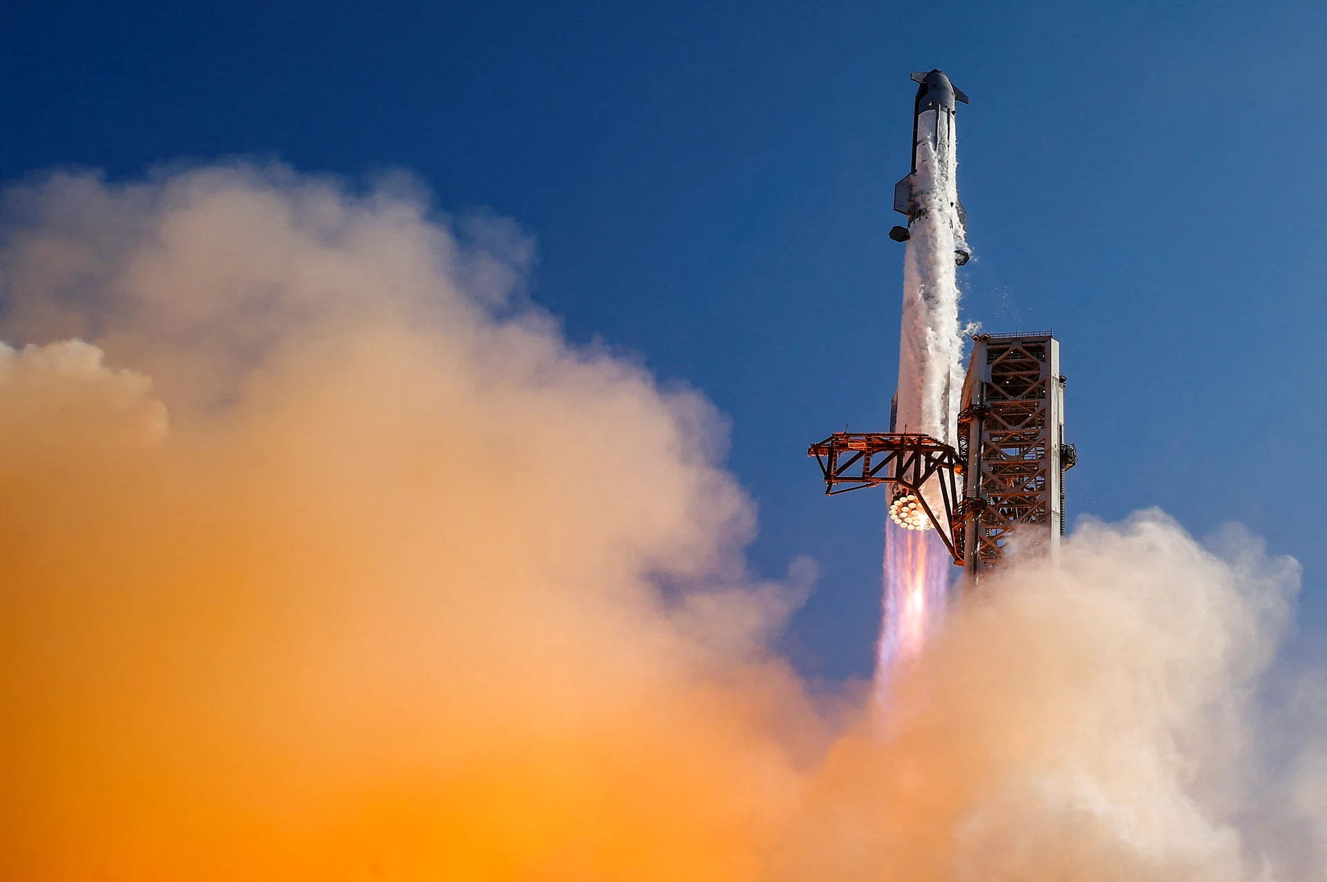 Investitori di SpaceX pongono domande insolite su colori e sponsorizzazioni prima del resoconto trimestrale
