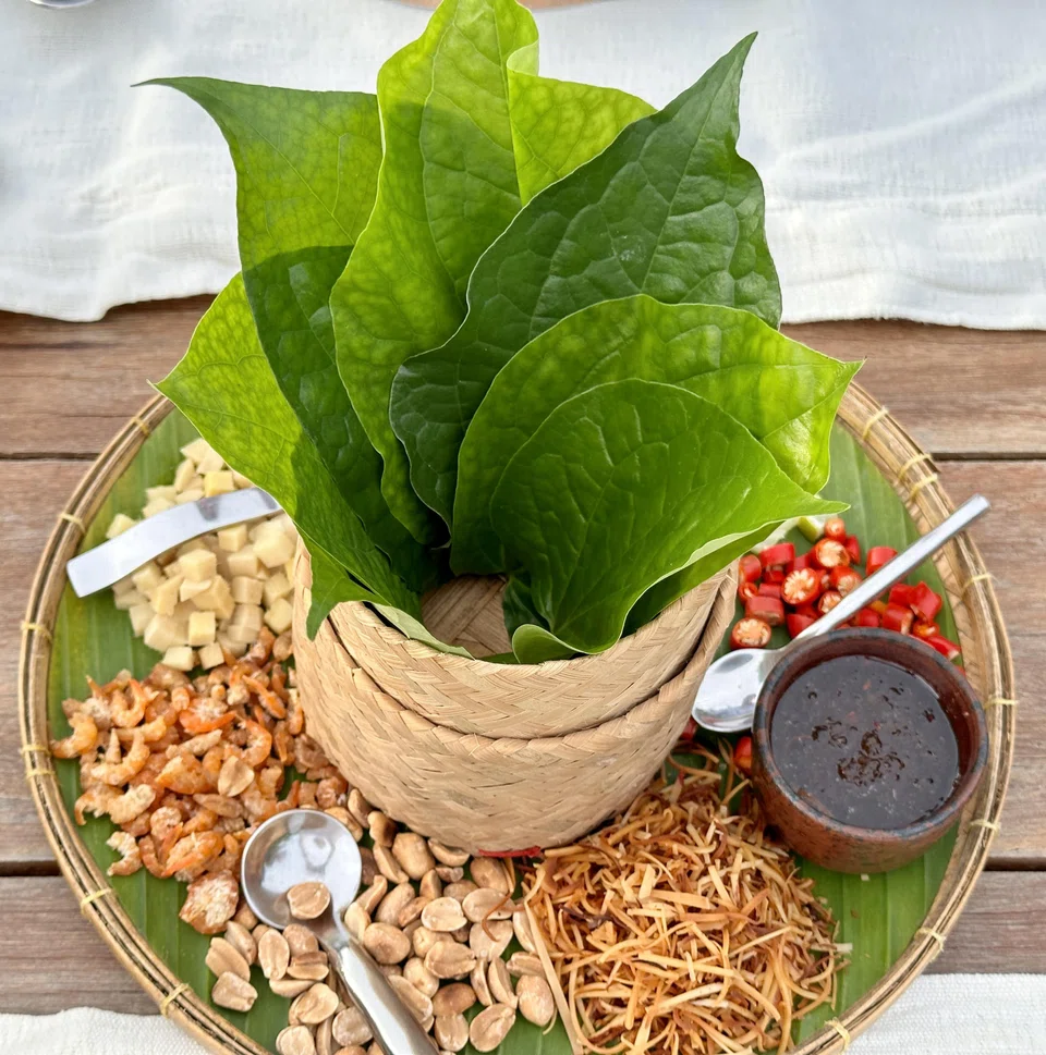 Miang kham is a delicious salad starter at Kruua Mae Tuk.
