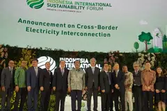 Indonesia's Coordinating Minister for Investment and Maritime Affairs Luhut Pandjaitan (sixth from left) flanked by Tan See Leng, Singapore's minister for manpower and second minister for trade and industry, and Senior Minister Teo Chee Hean, at the signing of the MOU.