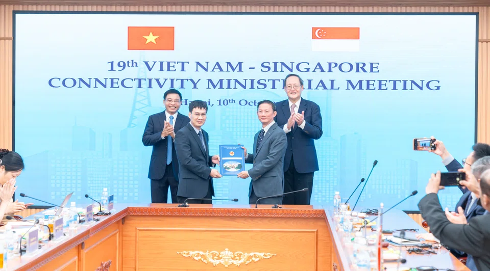A new investment certificate, presented at the Singapore-Vietnam ministerial meeting on Oct 10, gives the Keppel project's third phase a renewed 50-year operational term until mid-2075.