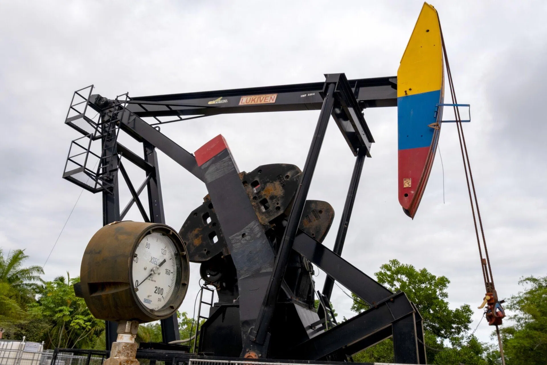 Oil settles higher as investors focus on supply signals