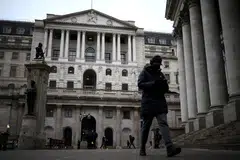The arbitrage has been created by a liquidity facility set up by the Bank of England last year to alleviate cash shortages as it winds down its bond-buying programme.
