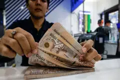 On the other end of the spectrum, the baht is ceding ground on fears the central bank may push back against the rally, which threatens the nation’s exports.