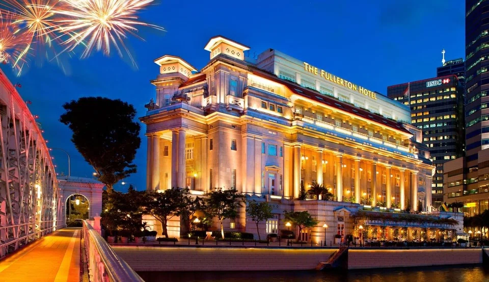 Fullerton Hotel used to be called the Fullerton Building, which housed the former headquarters of the Singapore postal service from 1928.