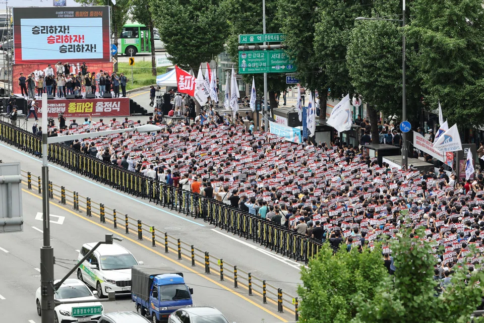 The Korean Railway Workers’ Union is seeking improved pay and working conditions and an expansion of the KTX bullet train services to include lucrative routes to southern Seoul.