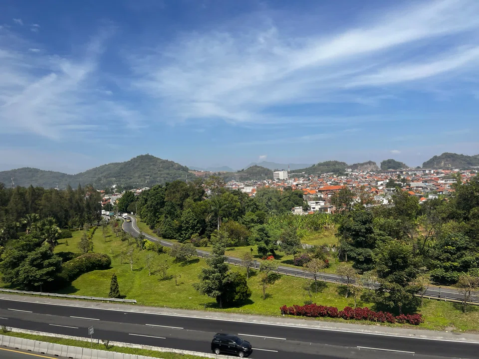 The Purbaleunyi Toll Road running parallel to the HSR. Constructed in 1989, it forms part of the existing highway network linking Jakarta and Bandung. The HSR has cut the 3.5-hour drive to a train ride of less than an hour.