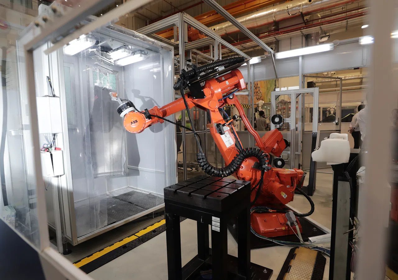 In 2019, the partners of Smart Manufacturing Joint Lab invested a further S$8 million in their joint lab to develop smart manufacturing technologies to repair high-value engine components. 