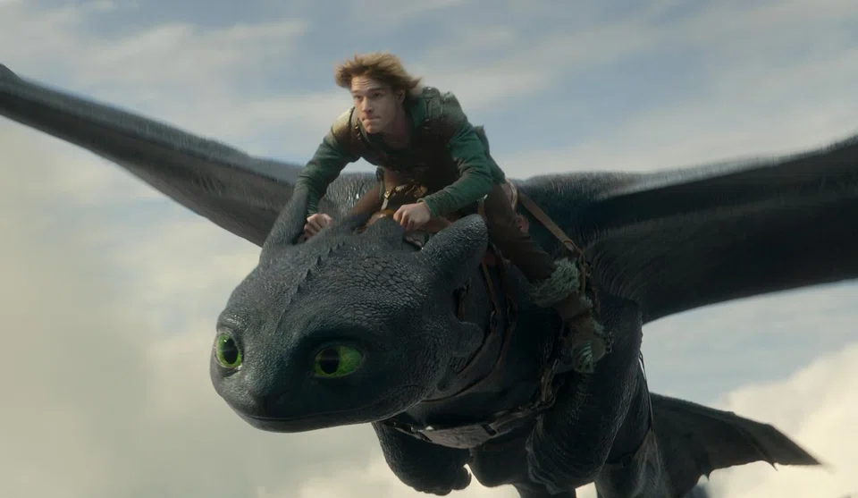 "How to Train Your Dragon" held on to the top spot at the North American box office for the second week running with a US$37 million haul. 