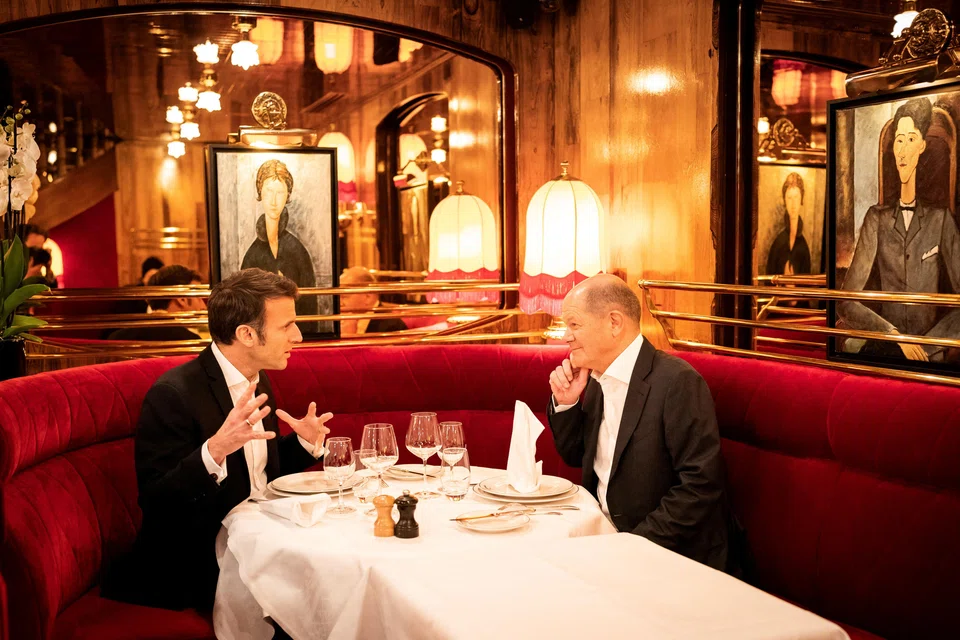 France's President Emmanuel Macron and German Chancellor Olaf Scholz talk over dinner after marking the 60th anniversary of the signing of the Elysee Treaty in Paris, France, Jan 22, 2023. 