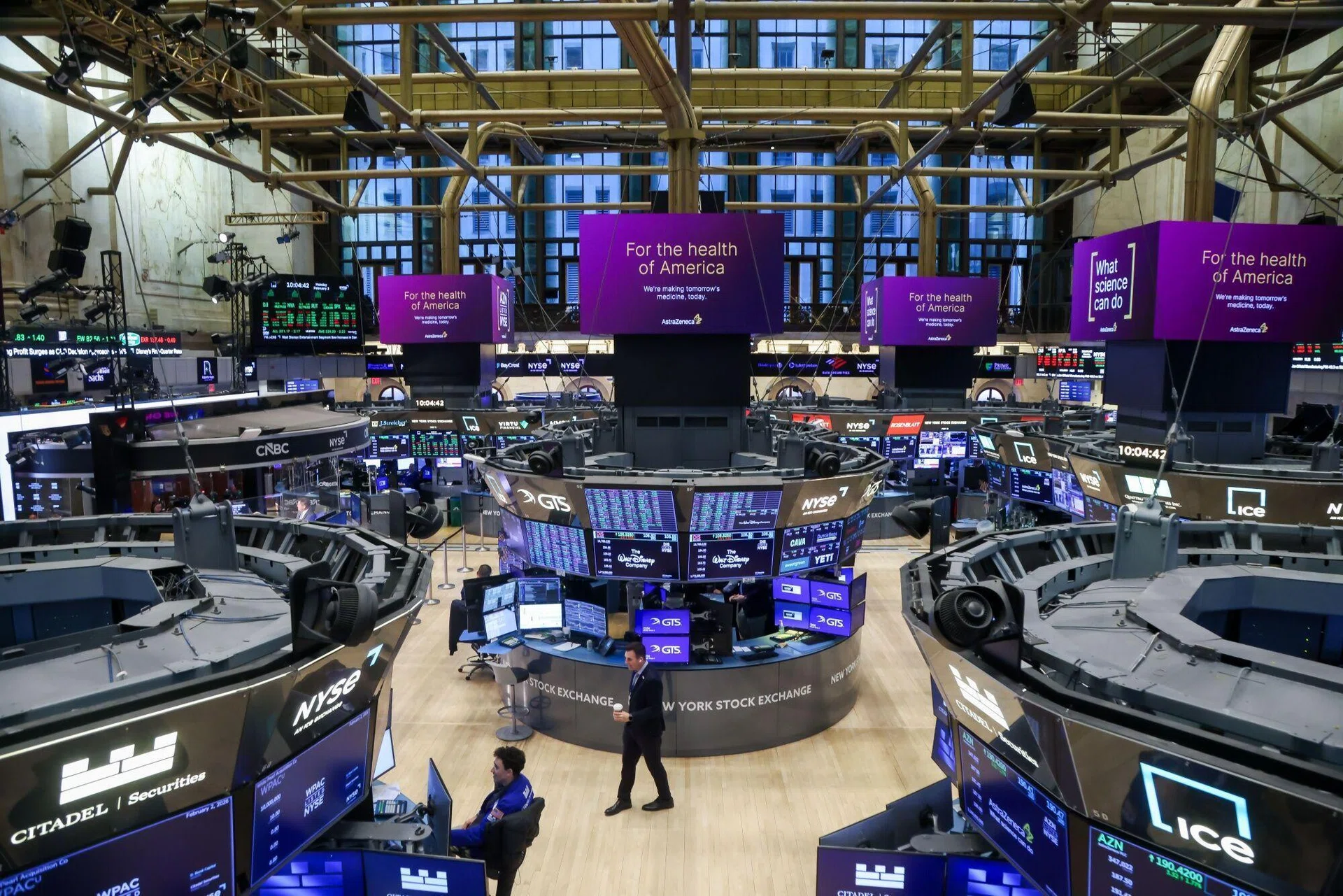 US stocks: S&P 500 ends higher; chipmakers and small caps jump