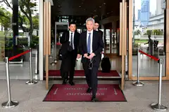 Lee Hsien Yang (centre) leaving the Supreme Court on Apr 10, 2017. 