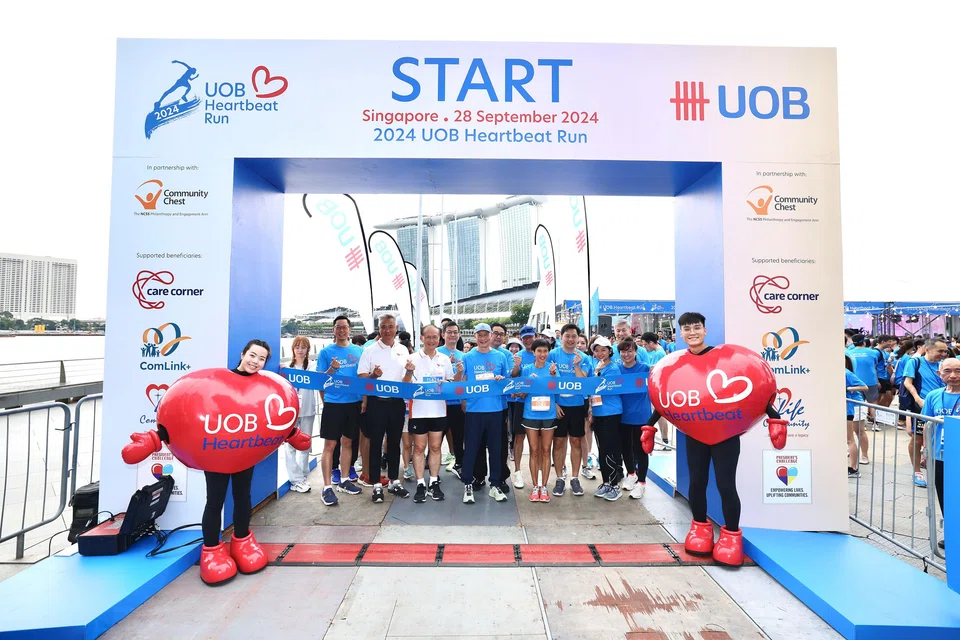Wee Ee Cheong, UOB’s deputy chairman and CEO (centre) and Ted Tan, vice-chairman of Community Chest (fourth from left, in white) with UOB colleagues at the start line of the 2024 UOB Heartbeat Run on Saturday.