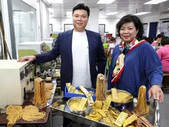 Siblings Calvin Poon (left) and Angeline Poon, both directors at Unigold International, strive to create a healthy culture of teamwork among the company's workers.