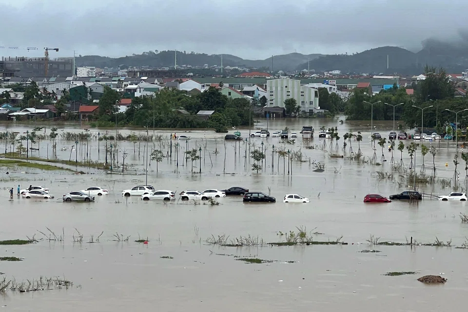 Flood waters submerge parked cars in Hue, Vietnam on Nov 15,2023. Given the higher risk profiles of emerging markets, they also tend to face higher costs of capital from private sector investments. 