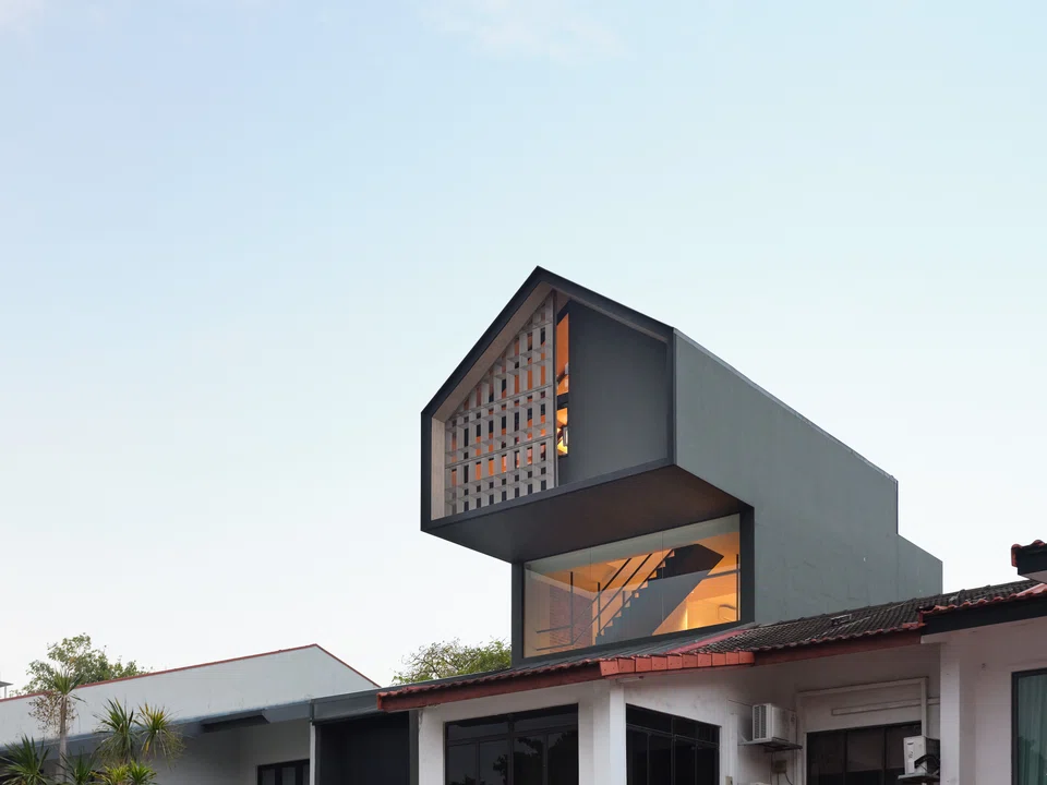 The house, with its distinct, barn-like cantilever terrace, surprises at every turn.