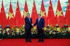 Chinese Premier Li Qiang (left) and Vietnamese Prime Minister Pham Minh Chinh (right)  after the two sides signed 10 agreements on Sunday. 
