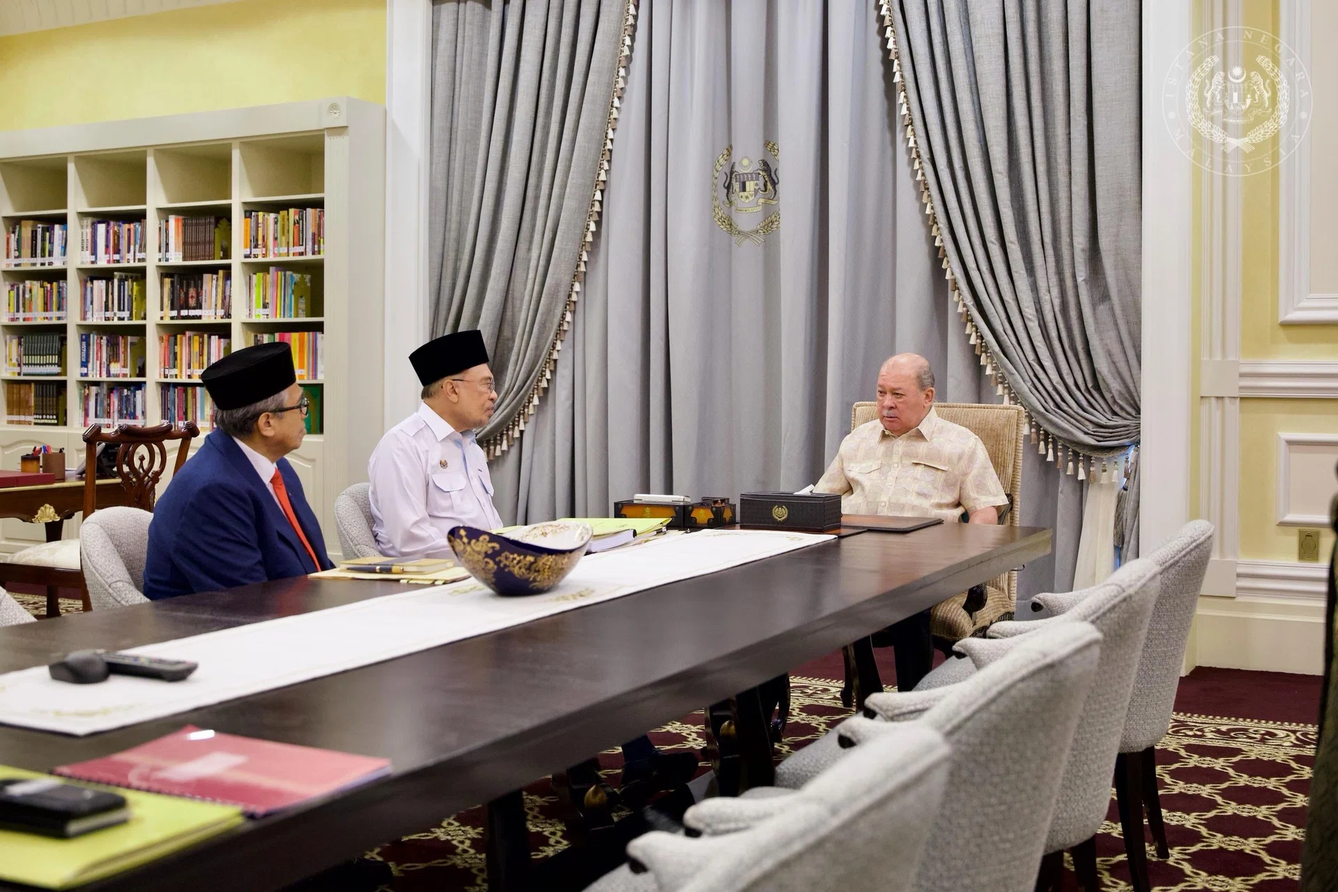 Malaysia’s Anwar meets with king amid talk of early elections, as tensions in ruling alliance deepen
