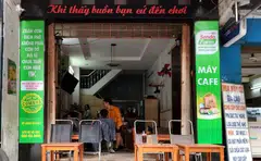 Sendo recruits households to become its pickup stations, where customers collect their groceries after placing an order online on Sendo Farm. 