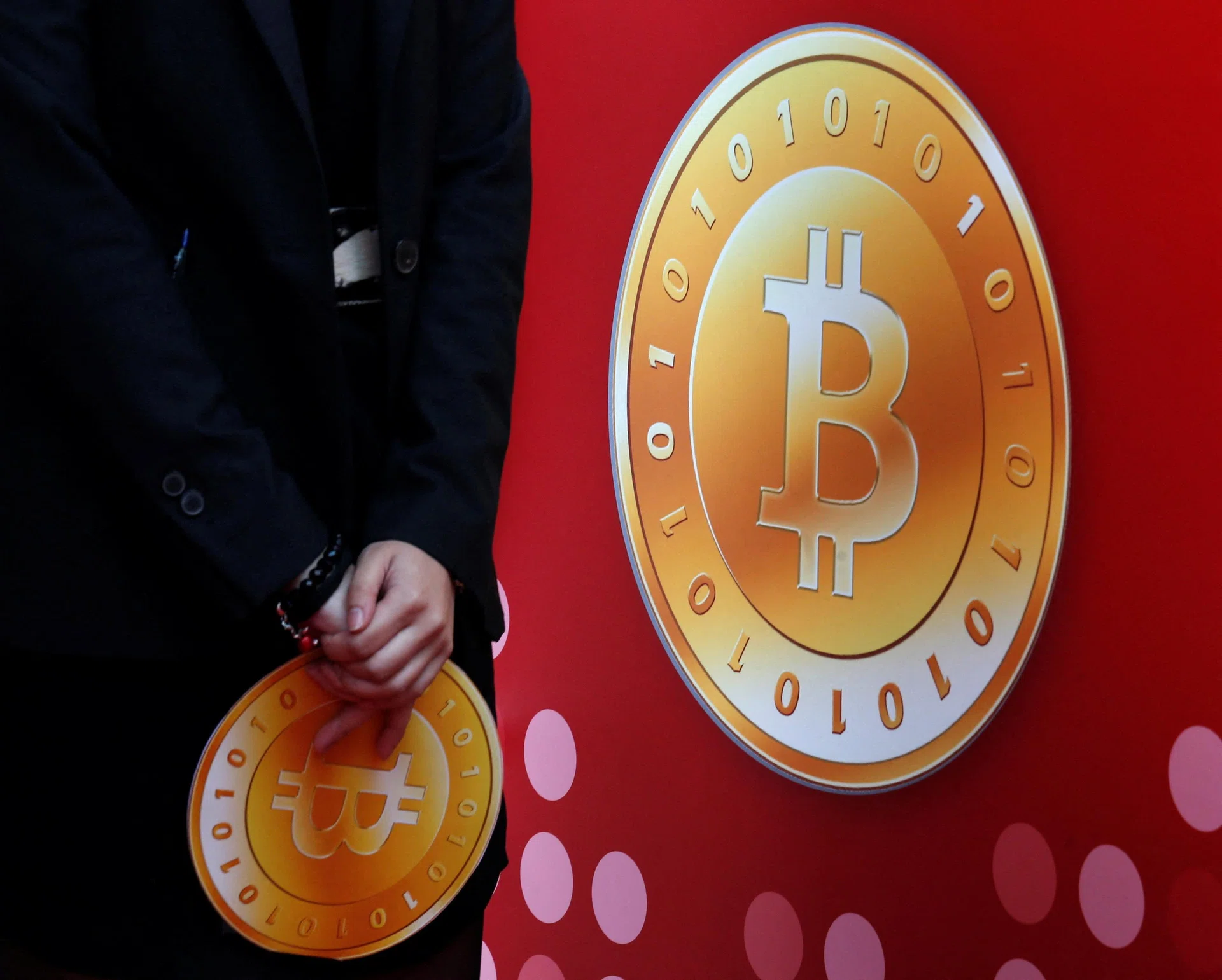 Bitcoin ETFs see largest outflow in six weeks as token stagnates