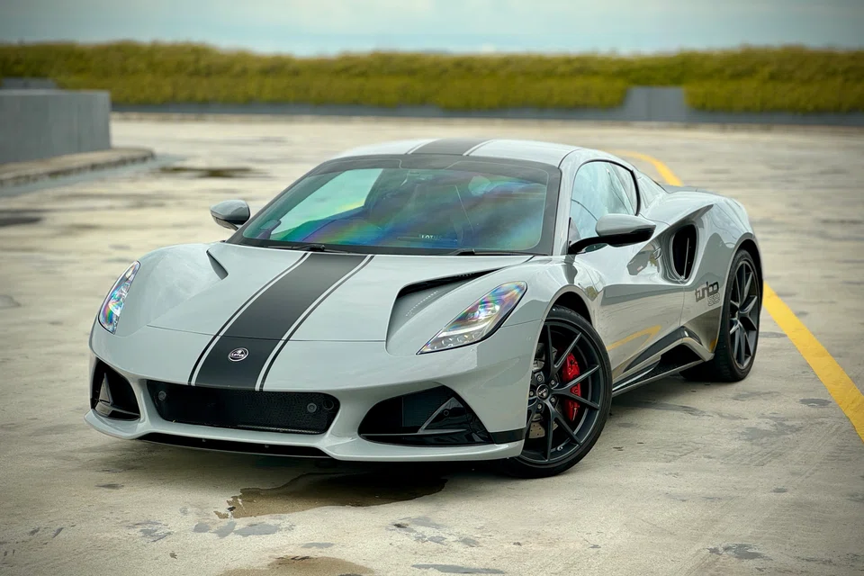 The Lotus Emira SE Turbo punches hard from standstill, but once the revs climb past 4,000 rpm, it goes from fast to fiendish in a hurry, piling on speed like it’s trying to honour its Formula 1 ancestors.