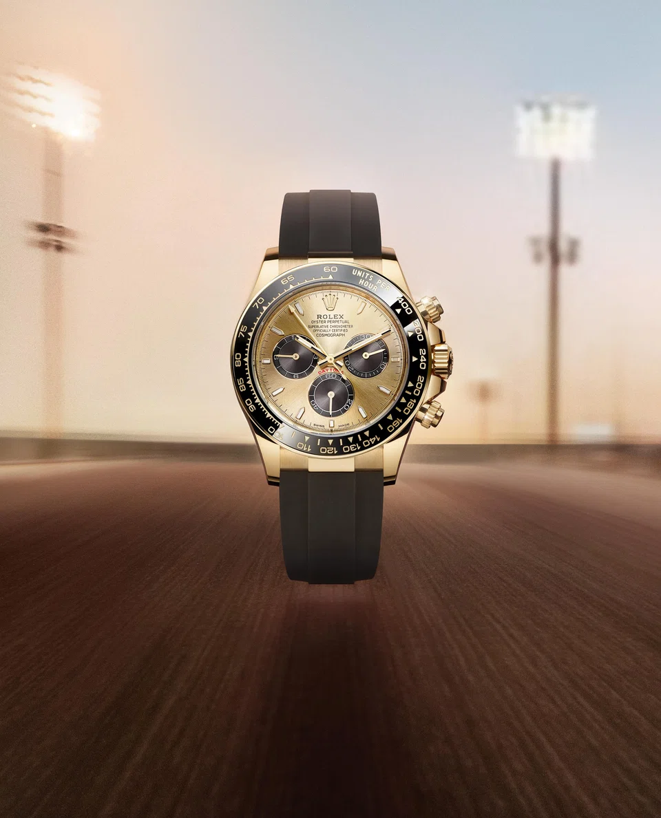 Oyster Perpetual Cosmograph Daytona in 18 ct yellow gold with a golden and bright black dial and an Oysterflex bracelet.