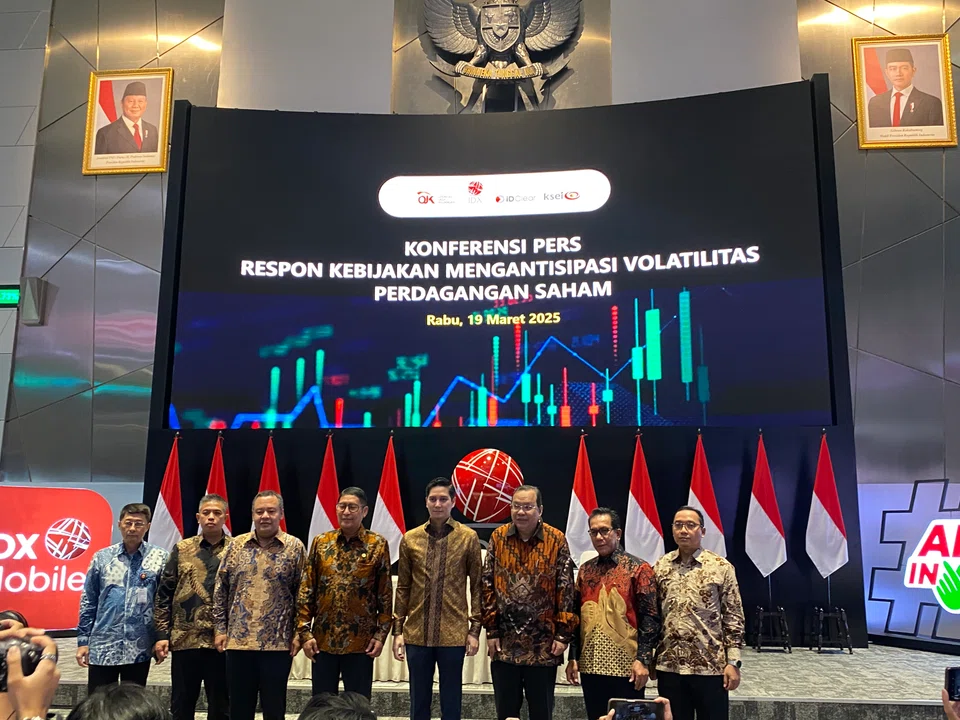 The Financial Services Authority on Mar 18 reinstated a rule to allow publicly listed companies to conduct share buybacks without shareholder approval.