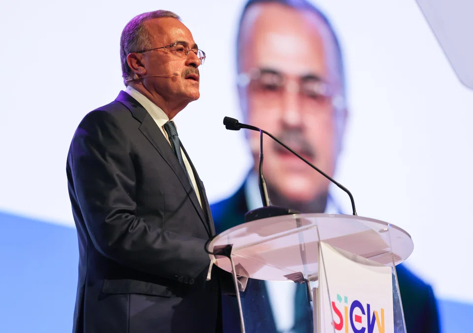 Saudi Aramco president and CEO Amin Nasser delivering his speech at the Singapore International Energy Week. He has pointed out that the cost of replacing fossil fuels with renewables is simply too costly – and therefore, unrealistic.