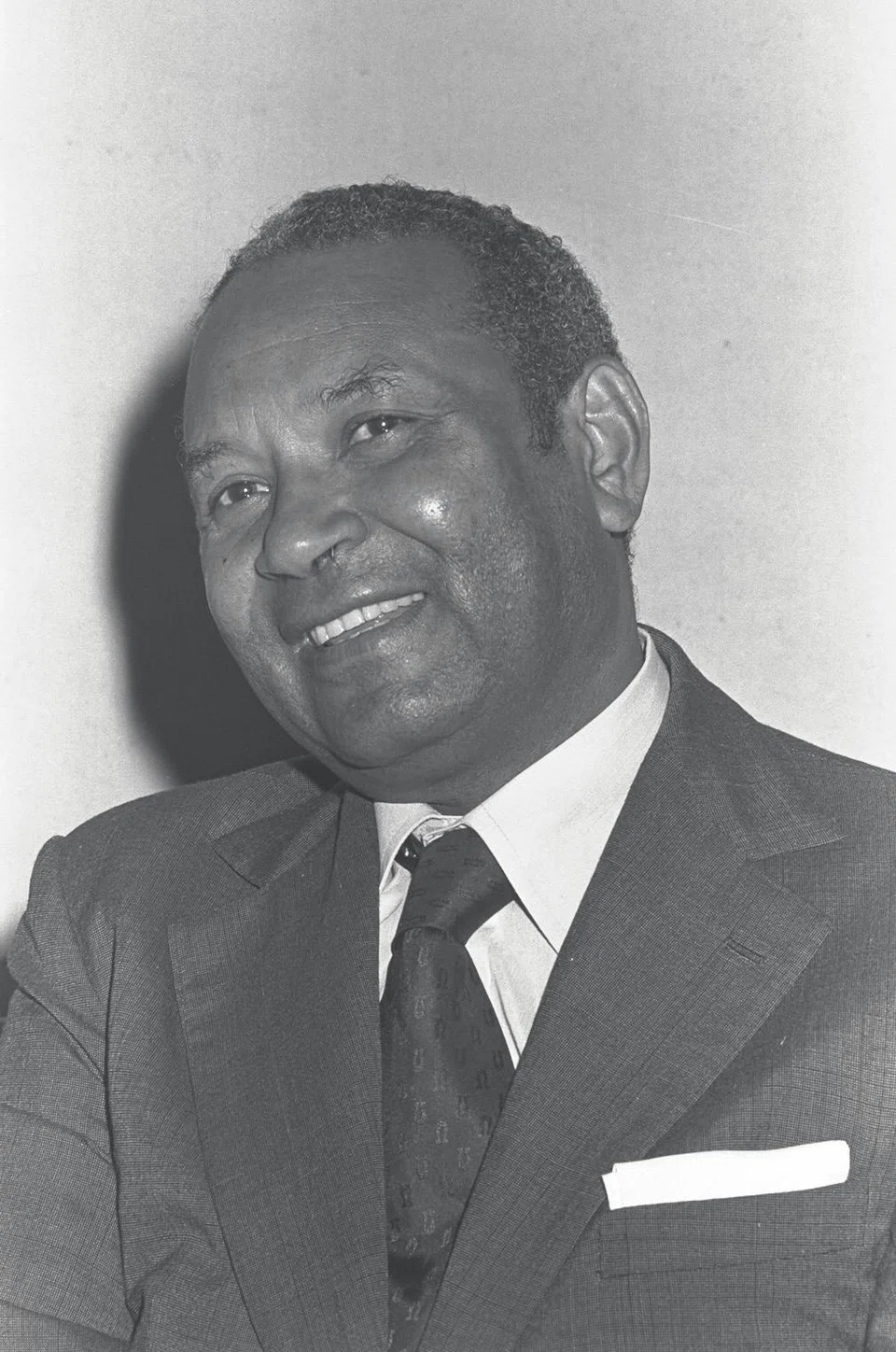 Amadou Mahtar MBow, who served as director-general of Unesco from 1974 to 1987, was a symbolic figure in Senegal and the wider African continent, where he championed the causes of education and peace.