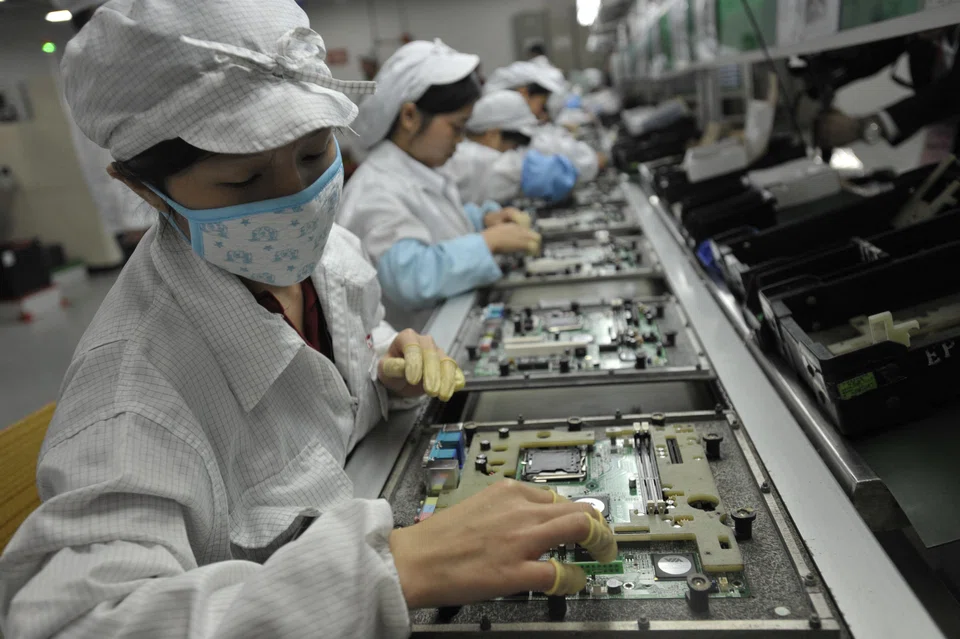 Foxconn, Apple’s principal subcontractor, has seen a surge in Covid-19 cases at its Zhengzhou site, leading the company to lock down the vast complex in a bid to keep the virus in check.