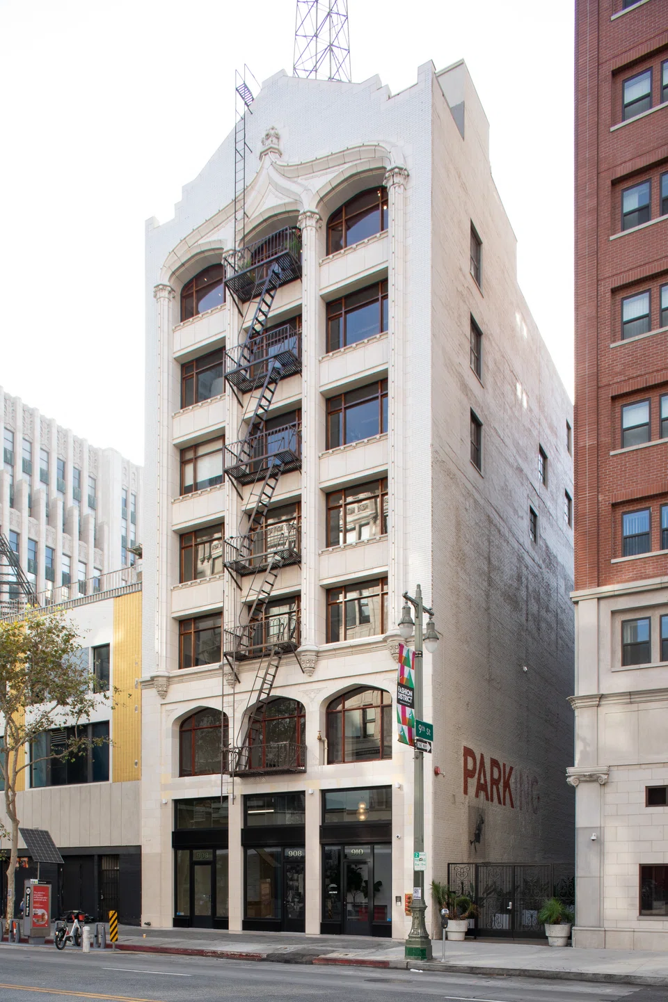 Banksy’s painting, known to fans as both Swing Girl and Girl on a Swing, adorns an exterior wall of 908-910 S Broadway, an art deco mid-rise building with a storied silver-screen past. The painting and the building are headed to an auction with the hope that the sale price will reach US$30 million. 