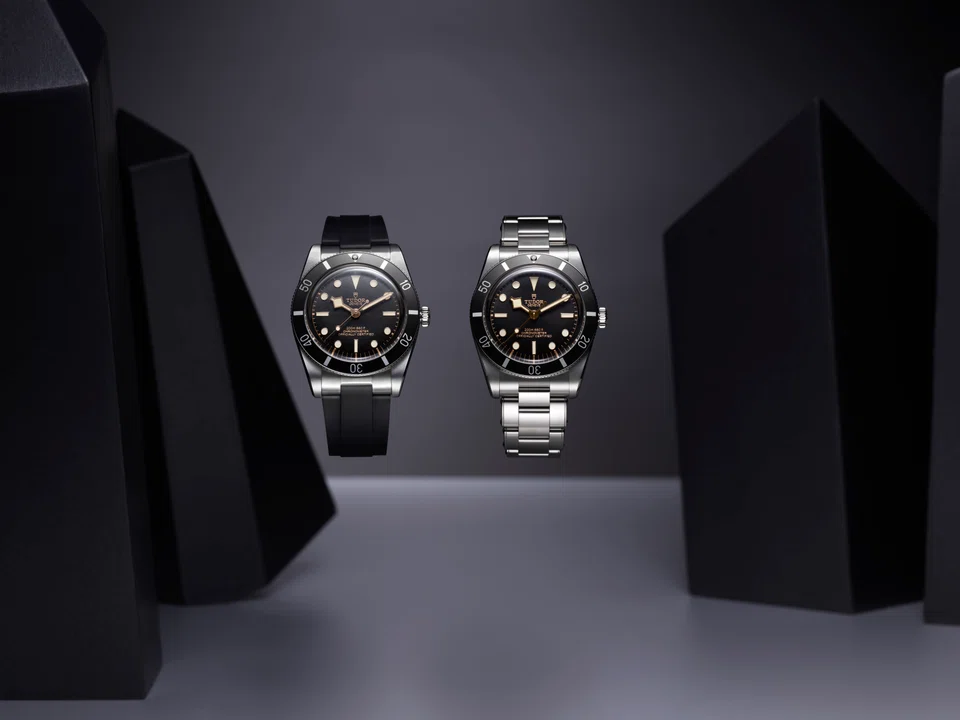 While launched as “new to the Black Bay line”, the Black Bay 54 is actually a downsized version of the Black Bay Fifty-Eight, introduced in 2018.