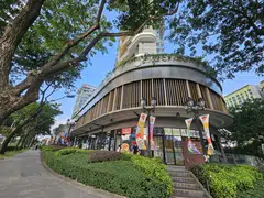 Stars of Kovan, a mixed-use development along Upper Serangoon Road, comprises 395 residential units atop a retail podium. 